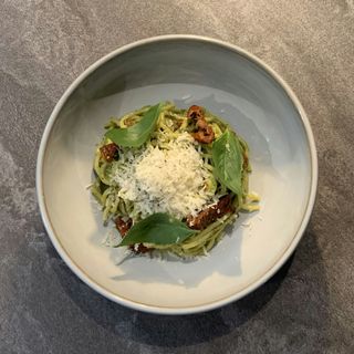 Spaghetti z pesto i suszonymi pomidorami