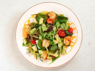 Salată cu creveți și avocado