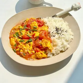 Riso al vapore con uova strapazzate e pomodori sopra西