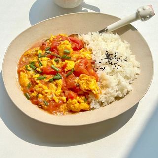 Riso al vapore con uova strapazzate e pomodori sopra西