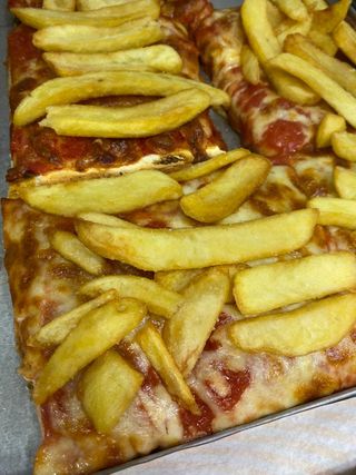 Trancio pizza pomodoro mozzarella e patatine fritte -  1 pezzo