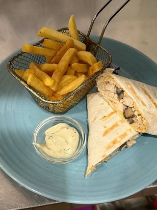 Касадилія з куркою, грибами та сиром (180/100/40г)