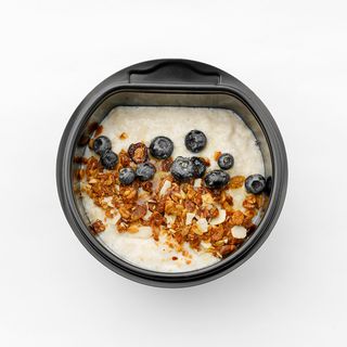 Fulgi de ovăz cu granola, afine și miere