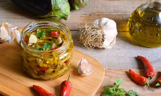 Melanzane sott'olio con aglio e peperoncino