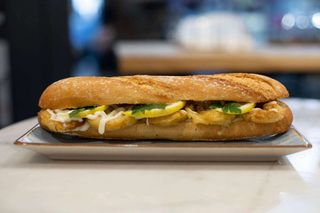 Bocadillo z krążkami KALMARÓW panierowanych (100 g) i ALLIOLI