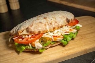 Sandwich cu piept de pui la gratar