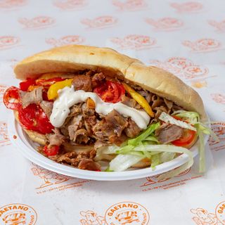 Panino kebab, insalata, pomodorini, patatine e salsa dolce