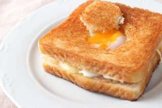 Sándwich Mixto Con Huevo Al Nido