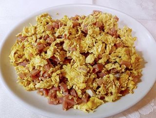 Huevos revueltos con jamón
