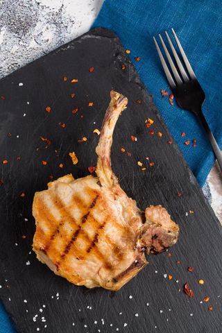 Cotlet de porc cu os, la gratar