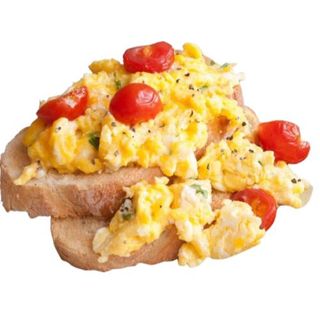 Huevos Revueltos Con Tomate Y Pan Tostado