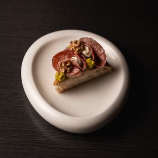 SALAME FINOCCHIONA, CREMA DI FAVE , PECORINO E NOCI