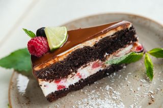 Шоколадова торта с ягоди и маскарпоне (130г)