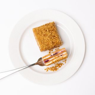 Tort Medovic cu miere și vișine 170gr