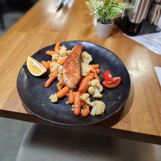 Свинско бон филе със задушени зеленчуци