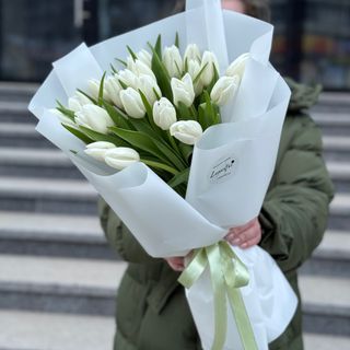 Букет з 25 білих тюльпанів 