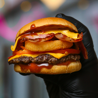 Бургер із цибулевими кільцями і беконом