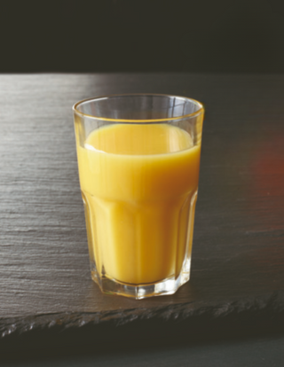 ახლად დაწურული ხილის წვენი