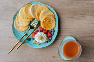 Proteinowe pancakes z owocami i śmietanką kokosową