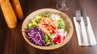 Poke bowl cu somon