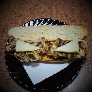Bocadillo de muslo de pollo deshuesado
