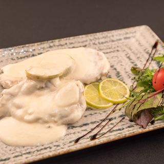 Piept de pui cu sos alb, lime și cartofi prăjiți