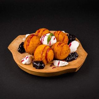 Papanași (bilute) cu dulceață de afine