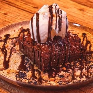 Brownie con Helado de Coco y Ambrosía