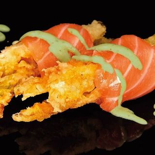 S9 Nigiri involtino di salmone insalata e tempura - 2 pezzi