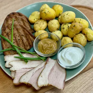 Молода картопля з домашнім салом