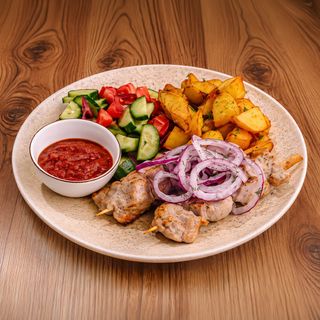 Frigărui de porc cu cartofi ca acasă și salată