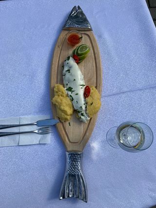 CARACATIȚĂ la cuptor CU CARTOFI COPTI, SALATA VERDE SI SOS AIOLI - 450 g