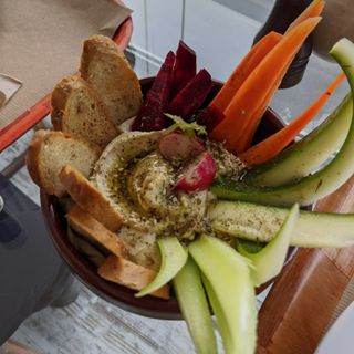 Hummus Con Crudites Y Tostadas