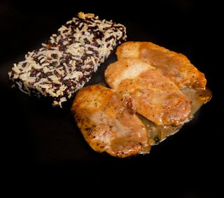 Свински каренца поднесени с шарен ориз (350г)