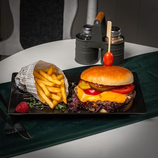 Burger z jelenia z frytkami