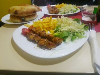 Pileći ražnjić sa prilogom