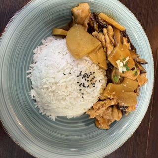 pollo con bambu y setas chinas con arroz blanco(双冬鸡盖饭）