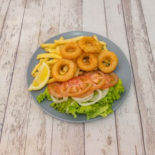 Calamares papas fritas y ensalada
