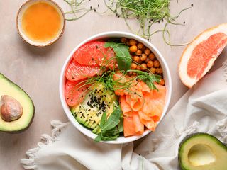 Սաղմոնով և սիսեռով բոուլ