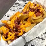 Patatas fritas con queso cheddar