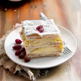 Millefoglie con crema chantilly, mandorle e cioccolato