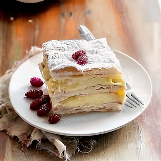 Millefoglie con crema chantilly, mandorle e cioccolato