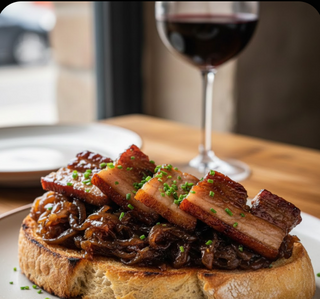 Tosta De Secreto Y Cebolla Caramelizada