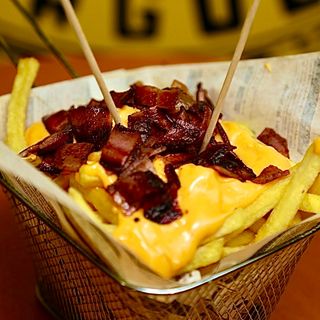 Batatas Fritas com cheddar e bacon