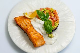 Steak de somon cu orez salbatic si sos d capere