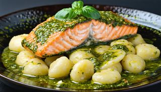 Łosoś w ziołach na klarowanym maśle