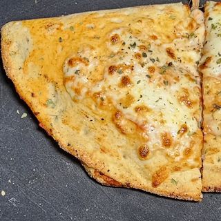 Calzone de Arzúa y Chicharrones