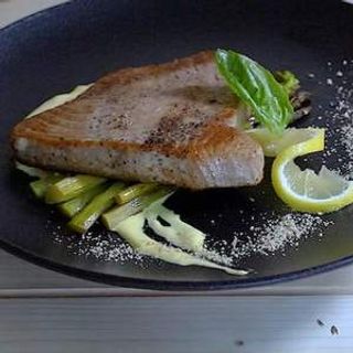 Steak de ton cu sparanghel si sos beurre black 320 gr 