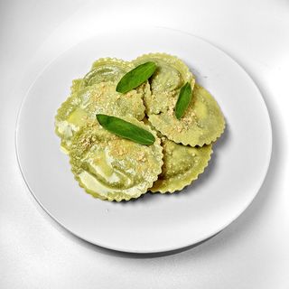 Ravioli di spinaci con burro e salvia