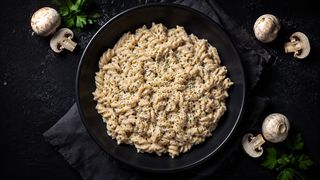 Crema e funghi pasta standardna porcija